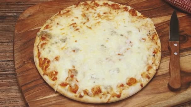 Pizza Met Kaas Een Snijplank — Stockvideo