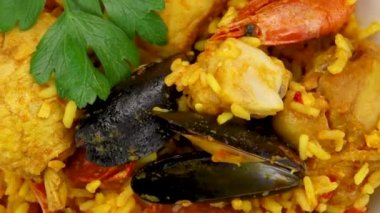 Paella tabağı masada.