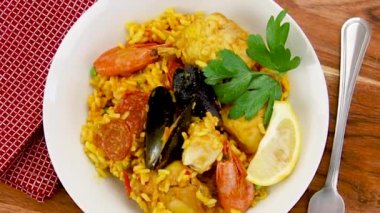 Paella tabağı masada.