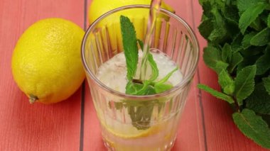 Köpüklü su nane ve limon ile