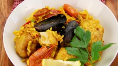 Paella tabağı masada.