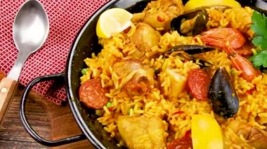 Paella tabağı masada.