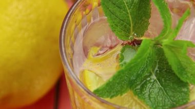 Köpüklü su nane ve limon ile