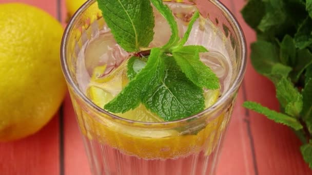 Bicchiere Acqua Frizzante Con Menta Limone — Video Stock