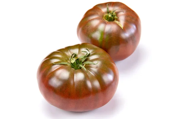 Rote Und Schwarze Tomaten Auf Weißem Hintergrund — Stockfoto