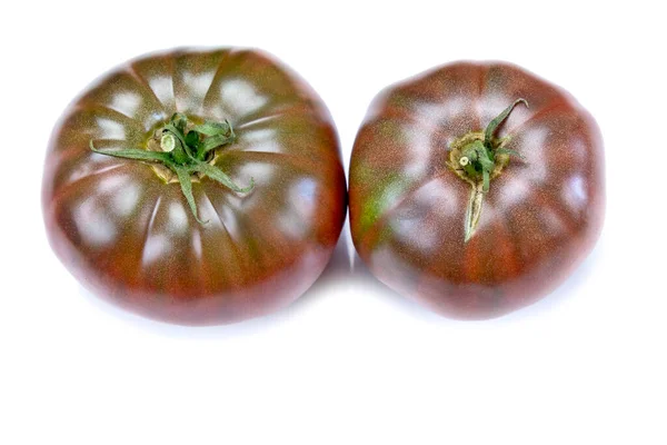 白色背景上的红色和黑色西红柿 — 图库照片