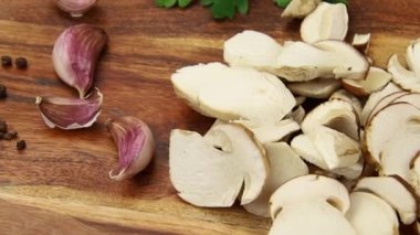 Kesme tahtasında dilimlenmiş Bordeaux Porcini mantarı.