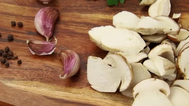 Cogumelos Bordeaux Porcini Fatiados Uma Tábua Corte — Vídeo de Stock