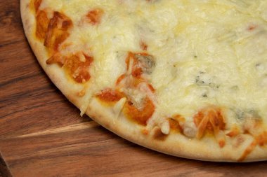 Kesme tahtasında peynirli pizza