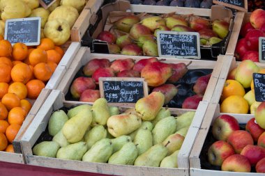 Pazarda meyve satıyorum.