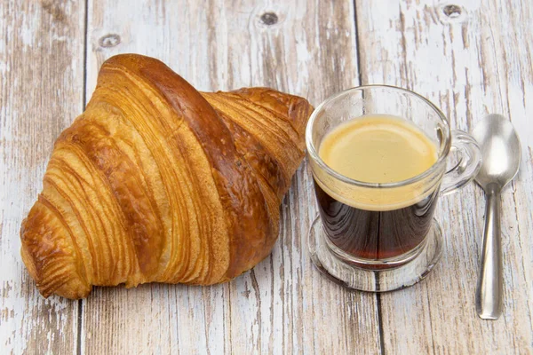 Croissant Und Tasse Kaffee Auf Einem Tisch — Stockfoto