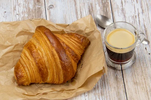 Croissant Und Tasse Kaffee Auf Einem Tisch — Stockfoto
