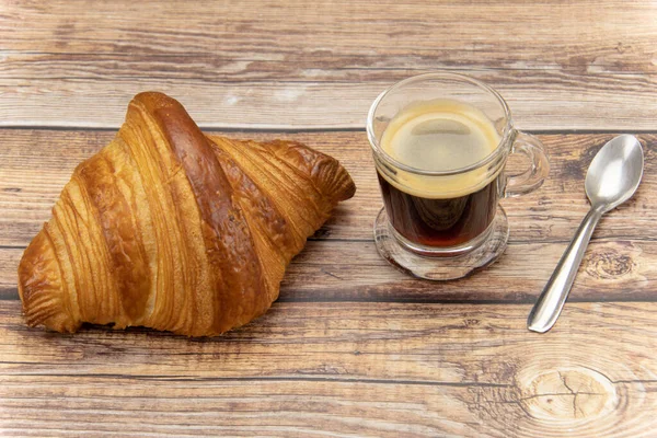 Croissant Und Tasse Kaffee Auf Einem Tisch — Stockfoto