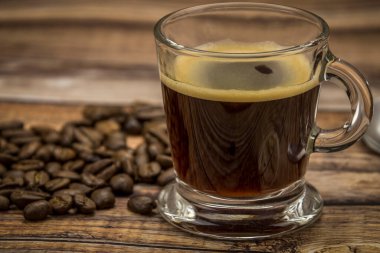 ahşap bir masa üzerinde espresso fincan