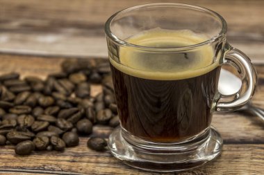 ahşap bir masa üzerinde espresso fincan