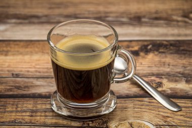 ahşap bir masa üzerinde espresso fincan