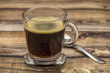 ahşap bir masa üzerinde espresso fincan