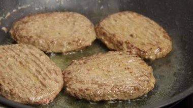 Tavada kıyma pişiyor.