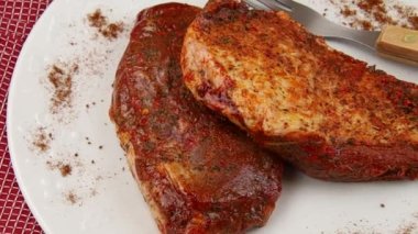 Tabakta çiğ ördek göğsü