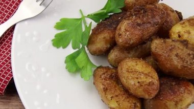 Masada bir tabak taze patates.