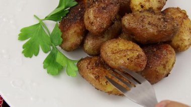 Masada bir tabak taze patates.