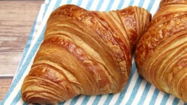 Mutfak havlusunda iki kruvasan.