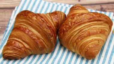 Mutfak havlusunda iki kruvasan.