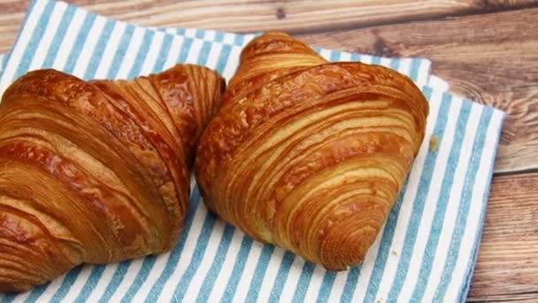 Twee Croissants Een Keukendoek — Stockvideo