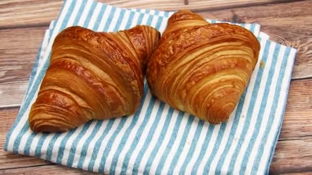 Zwei Croissants Auf Einem Küchentuch — Stockvideo