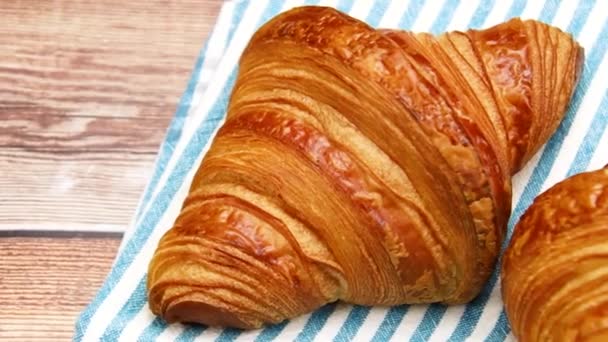 Dua Croissant Pada Handuk Dapur — Stok Video