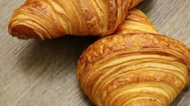Bir masada iki kruvasan.