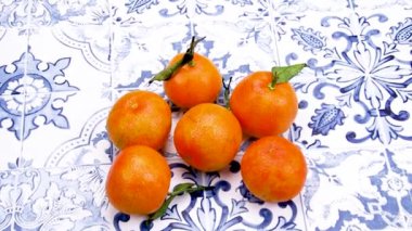 Bir masada birkaç mandalina