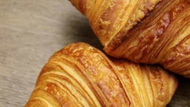 Bir masada iki kruvasan.