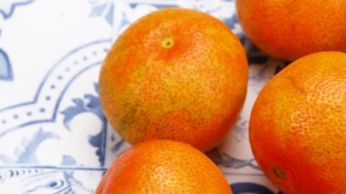 Bir masada birkaç mandalina