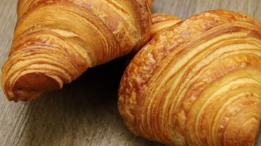 Bir masada iki kruvasan.