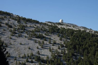 Mont-Ventoux 'un tepesindeki dağların manzarası