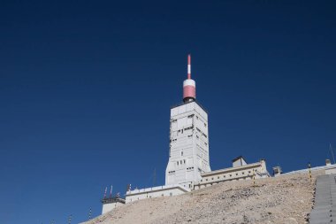 Mont-Ventoux tepesindeki meteoroloji istasyonu.