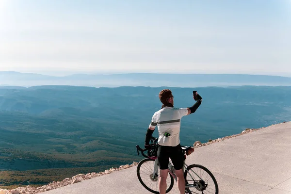 Bisikletçi başarılı bir şekilde Mont-Ventoux 'a tırmandı