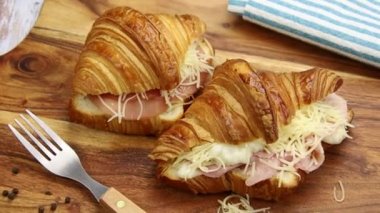 Kesme tahtasında jambonlu kruvasan.