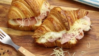 Kesme tahtasında jambonlu kruvasan.