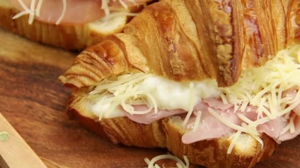 Croissant Jamón Una Tabla Cortar — Vídeo de stock