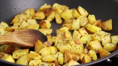 Patates kızartması kızartma tavasında pişiyor.