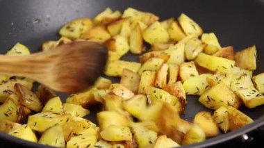 Patates kızartması kızartma tavasında pişiyor.