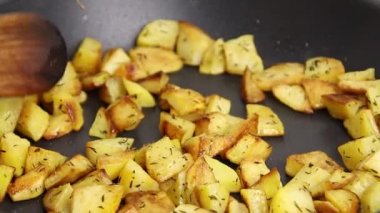 Patates kızartması kızartma tavasında pişiyor.