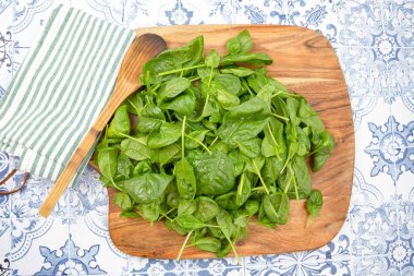 Kesme tahtasındaki taze ıspanak yaprakları