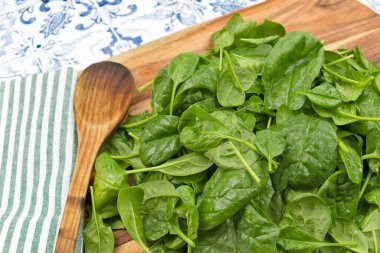 Kesme tahtasındaki taze ıspanak yaprakları