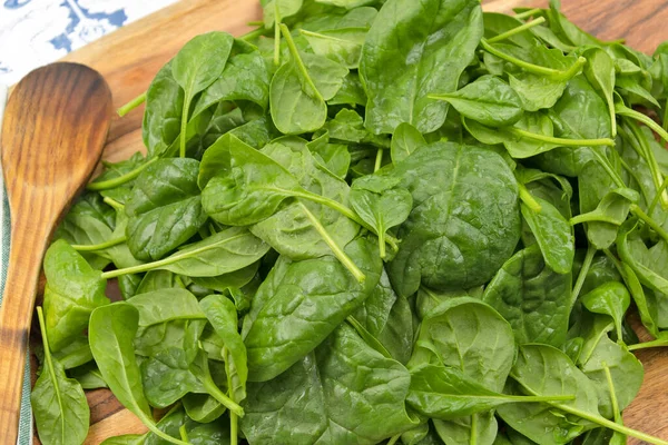 Fresh Spinach Leaves Cutting Board — Stock Photo, Image