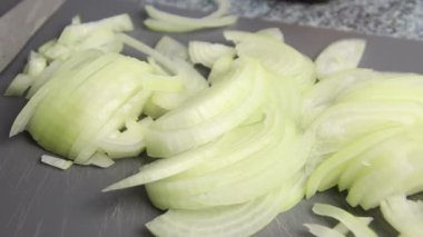 Birkaç doğranmış soğan yakın plan.