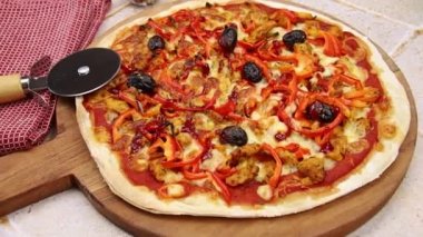 Tavuk ve biberli pizza.