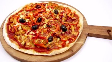 Beyaz arka planda izole edilmiş tavuk ve biberli pizza.